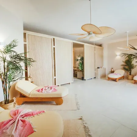 Two Bedroom In Caesar & Spa, Long Apartment