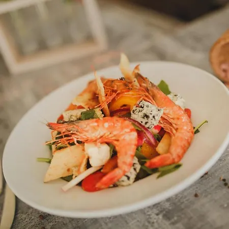 Two Bedroom In Caesar & Spa, Long