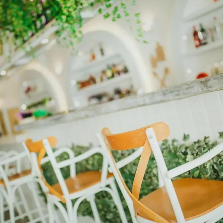 Two Bedroom In Caesar & Spa, Long