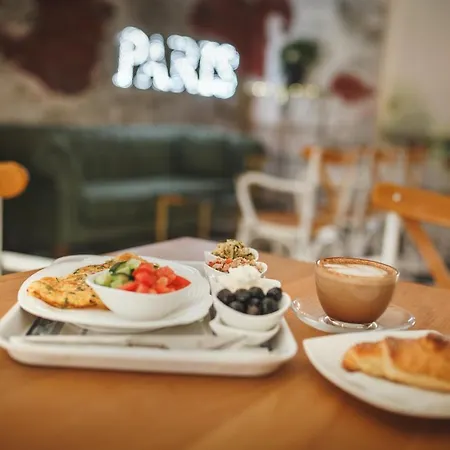 Two Bedroom In Caesar & Spa, Long