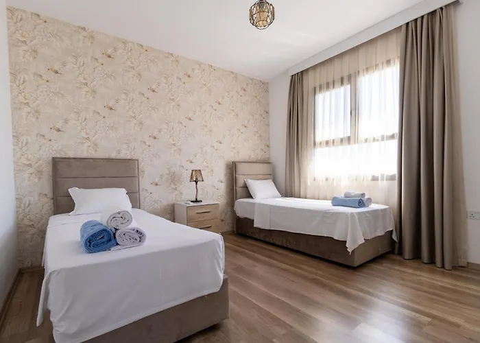 Two Bedroom In Caesar & Spa, Long Apartment